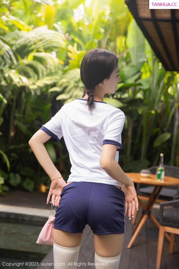熊小诺 哎小诺 [XiuRen]高清写真图 2023.07.10 No.7052 熊小诺 短裙美臀第2张图片